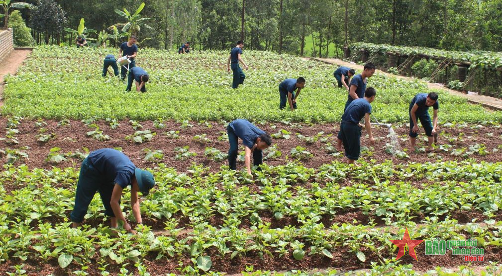 Đời sống bộ đội nâng lên góp phần quản lý tốt vùng trời